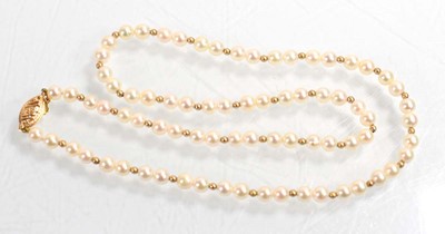 Lot 530 - A single strand cultured pearl necklace with...