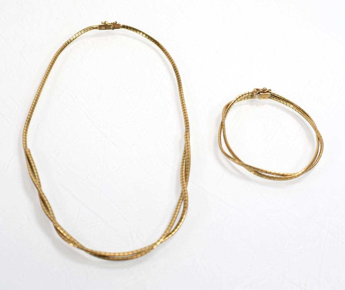Lot 534 - A 9ct yellow gold engraved articulated...