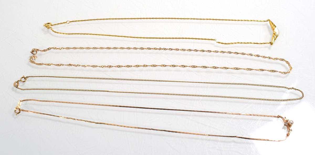 Lot 538 - Four 9ct yellow gold necklaces including a...