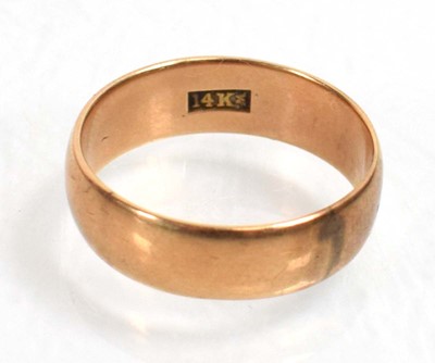 Lot 540 - A 14ct yellow gold wedding band, band w. 6 mm,...