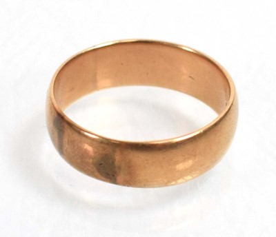 Lot 540 - A 14ct yellow gold wedding band, band w. 6 mm,...