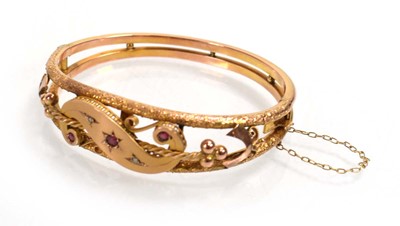 Lot 541 - An Edwardian 9ct yellow gold hollow hinged...