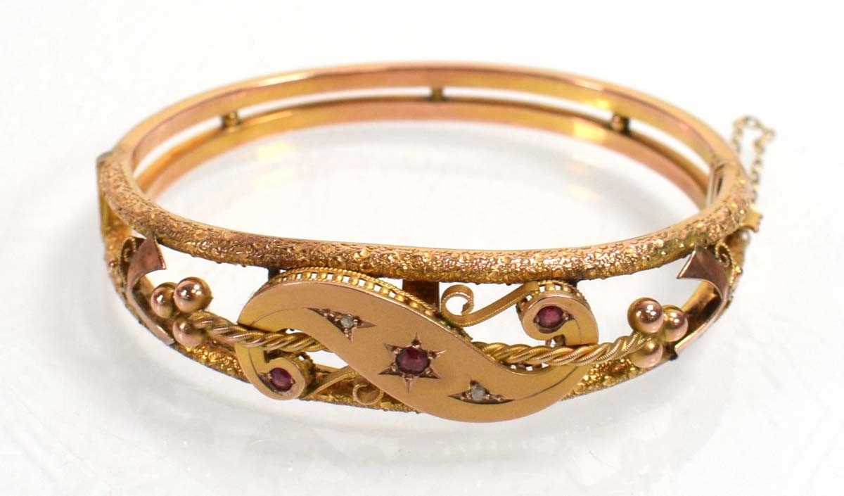 Lot 541 - An Edwardian 9ct yellow gold hollow hinged...