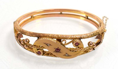 Lot 541 - An Edwardian 9ct yellow gold hollow hinged...