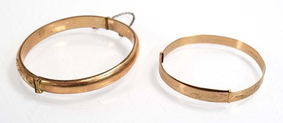 Lot 550 - A 9ct yellow gold engraved expanding...