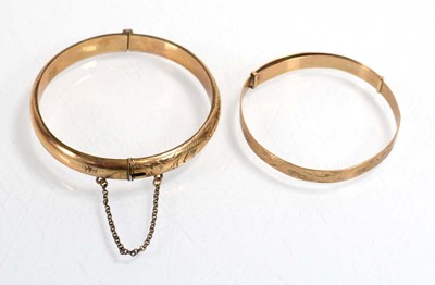 Lot 550 - A 9ct yellow gold engraved expanding...