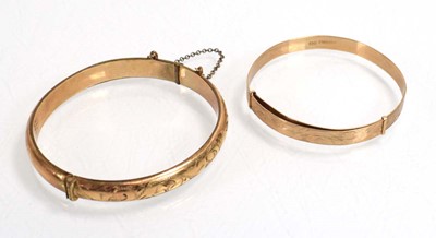 Lot 550 - A 9ct yellow gold engraved expanding...