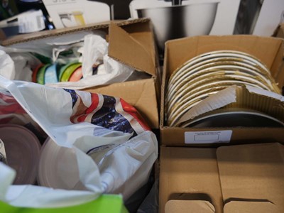 Lot 1158 - 5 boxes and bag of various dinnerware, bowls,...