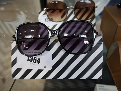 Lot 1354 - 1 pair of Elle sunglasses in case