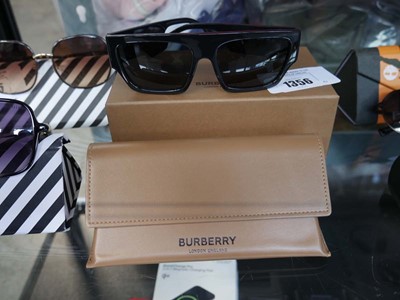 Lot 1356 - 1 pair Burberry sunglasses in case and box