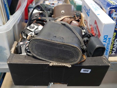 Lot 1414 - Tray of assorted vintage cameras, binoculars...