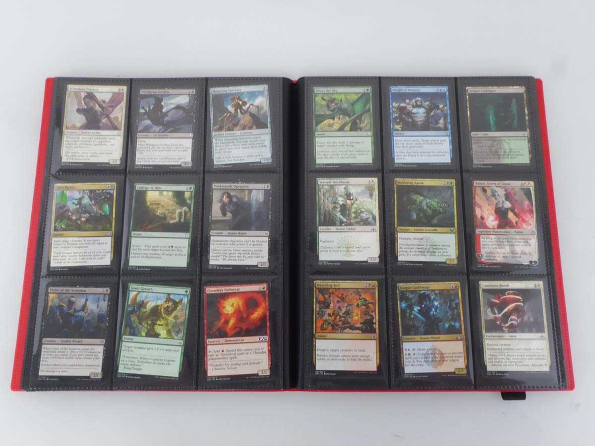 Lot Binder containing an assortment of Magic The...