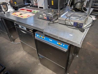 Lot 228 - 270cm stainless steel preparation table