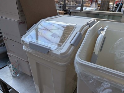 Lot 7 - 6 ingredients bins with clear lids