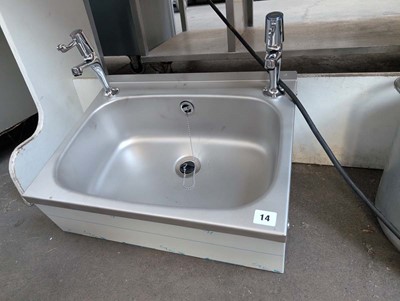 Lot 14 - 49cm hand basin with tap set