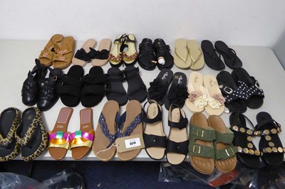 Lot 3514 - 18 pairs of ladies sandals of various styles...