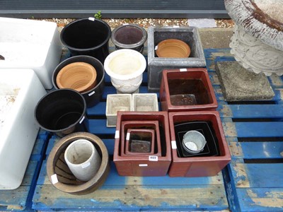 Lot 4122 - Pallet containing an assortment of garden...