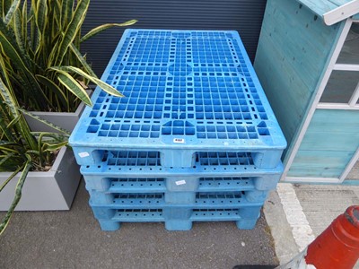 Lot 4132 - 5 plastic pallets