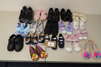 Lot 3518 - 18 pairs of kids shoes of various styles and...