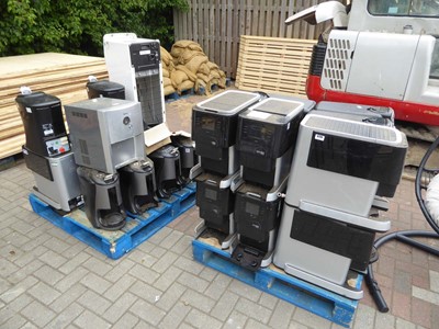 Lot 4174 - 2 pallets containing an assortment of items to...