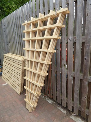 Lot 4181 - 4 timber fan trellis