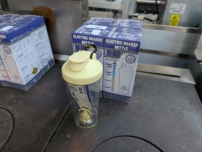 Lot 463 - 5 electric bottle shakers