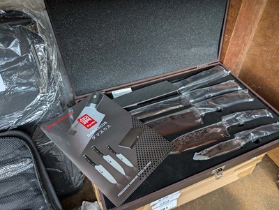 Lot 579 - 5 piece knife set in presentation box