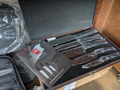 Lot 580 - 5 piece knife set in presentation box