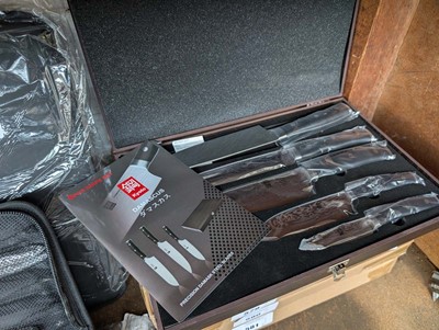 Lot 581 - 5 piece knife set in presentation box