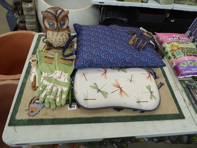 Lot 4259 - Assorted items inc. quantity of garden gloves,...