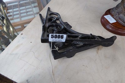 Lot 5006 - Pair of GWR wall shelf brackets