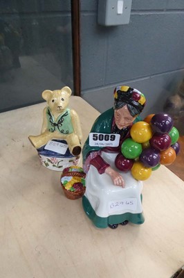 Lot 5009 - Royal Doulton balloon seller, plus...