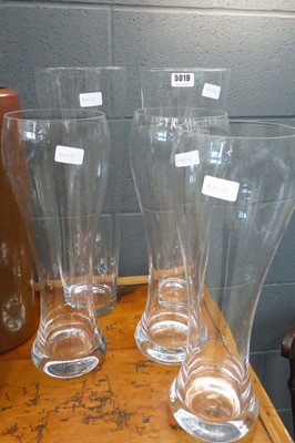 Lot 5019 - 5 glass vases