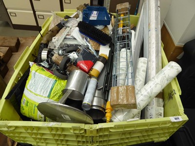Lot 4372 - Pallet containing an assortment of items to...