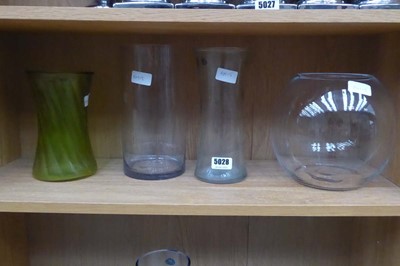 Lot 5028 - 2 shelves with quantity of glass vases