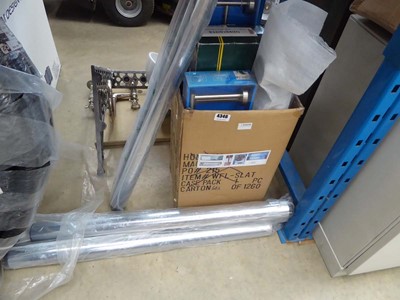 Lot 4346 - A quantity of bathroom accessories to include...