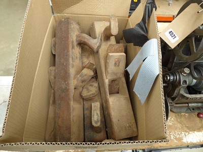 Lot 4468 - Box containing a qty of wooden block planes