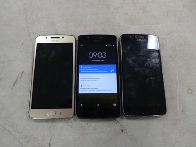 Lot 2104 - 3 Motorola phones