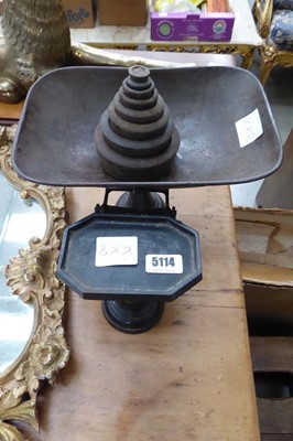 Lot 5114 - A set of kitchen scales and graduated weights