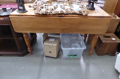 Lot 5115 - A pine table with single drop