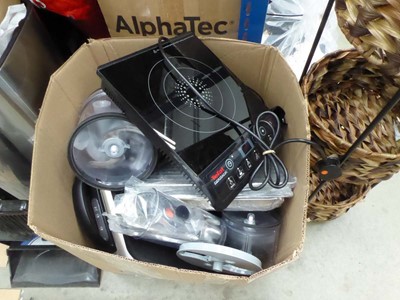 Lot 3012 - Box of loose kitchen ware
