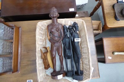 Lot 5127 - A wicker basket with 5 carved African figures