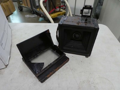 Lot 2229 - Box containing various vintage cameras,...