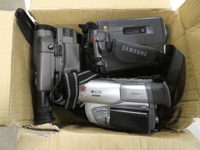 Lot 2233 - Box containing various camcorders