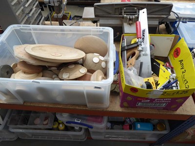 Lot 4499 - 2 boxes containing an assortment of items to...