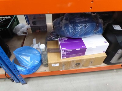 Lot 3105 - Internal syringes, blue cloths, disposable...