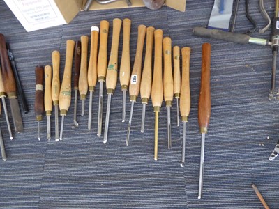 Lot 4523 - 17 assorted wood turning chisels to include 9...