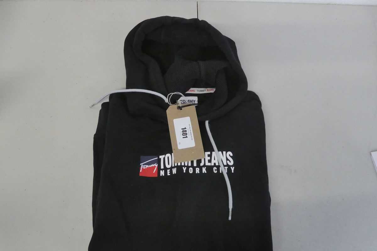 Lot 1401 - Tommy Hilfiger 'Tommy Jeans' hooded jumper size M
