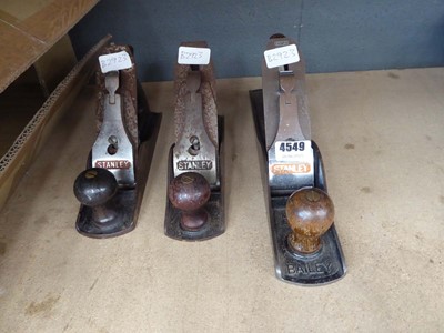 Lot 4549 - 3 assorted Stanley wood working planes