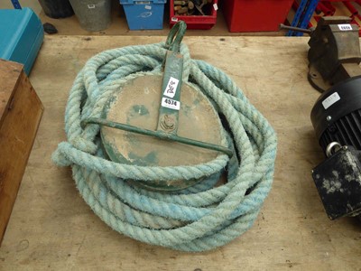 Lot 4574 - Pulley block and quantity of blue rope